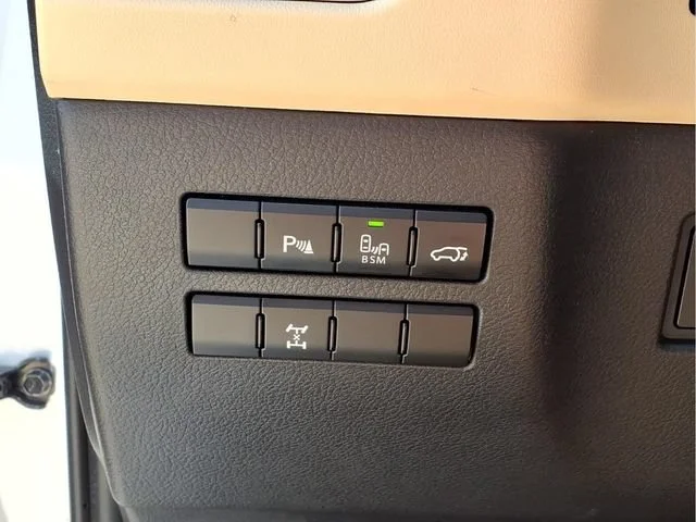 Used 2016 White Lexus  image 13