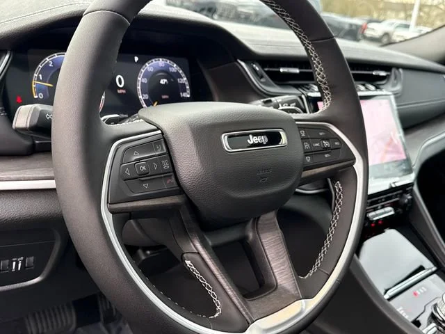 New 2025 Diamond Black Crystal Pearl-Coat Exterior Paint Jeep Limited image 15