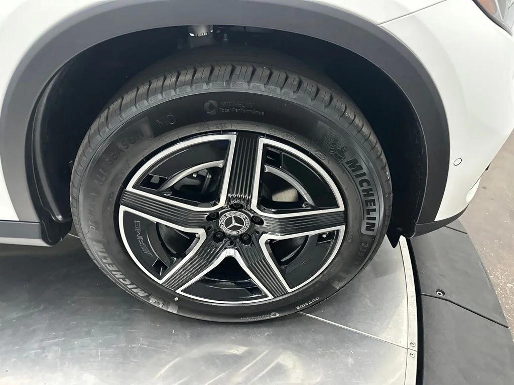 New 2027 White Mercedes-Benz GLC 300 image 9