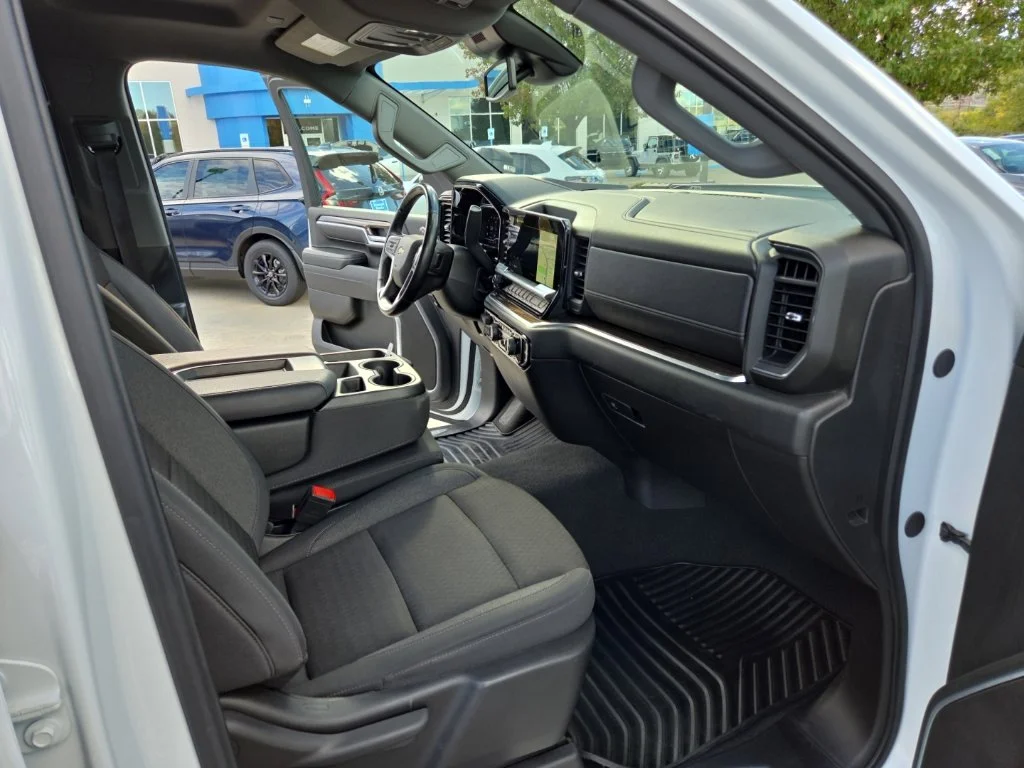 Used 2025 White Chevrolet LT image 25