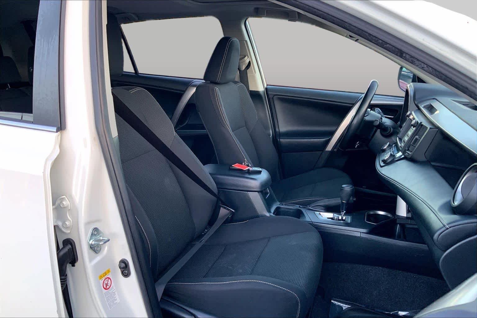 Used 2018 Super White Toyota XLE image 9