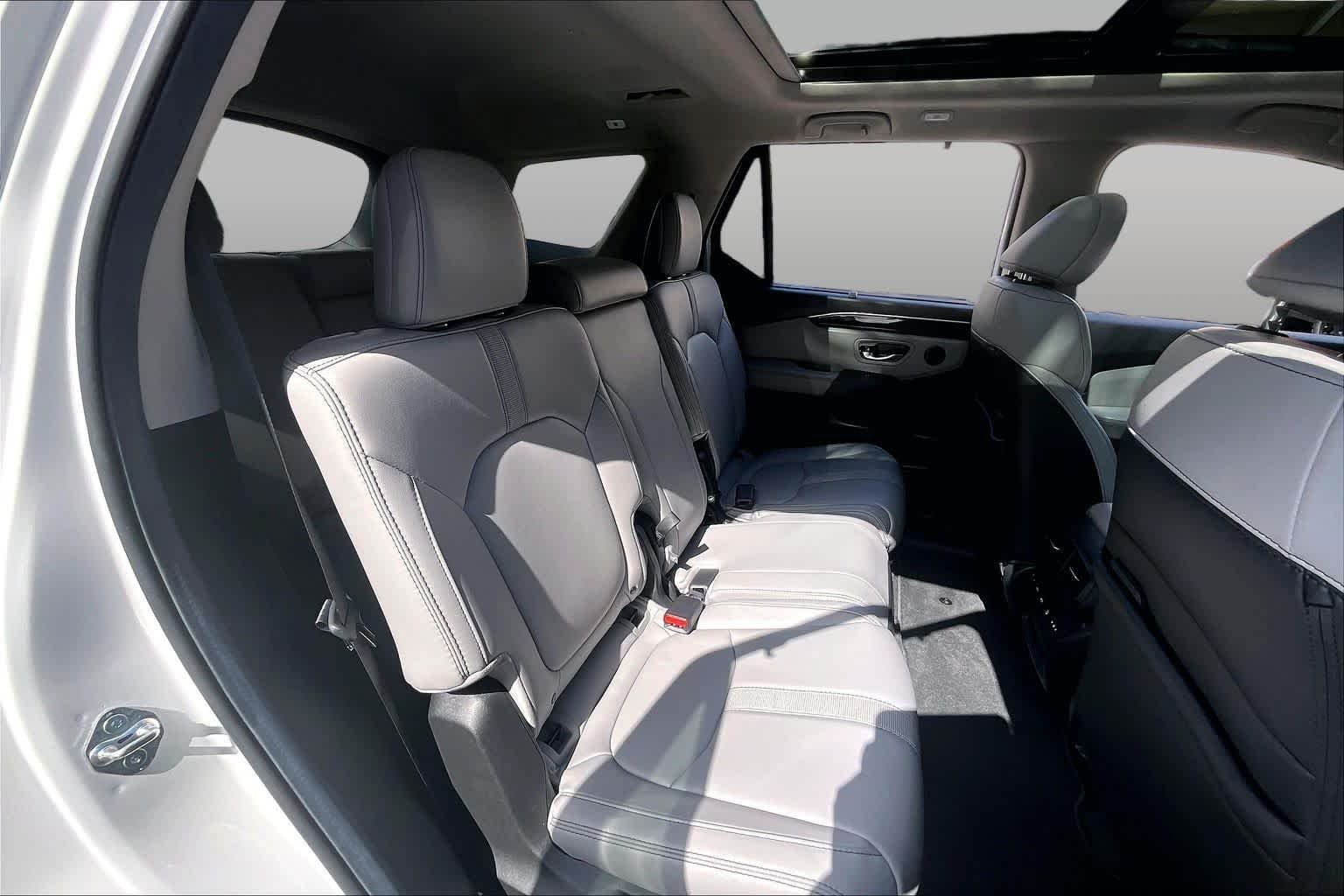 Used 2025 Platinum White Pearl Honda Touring image 21