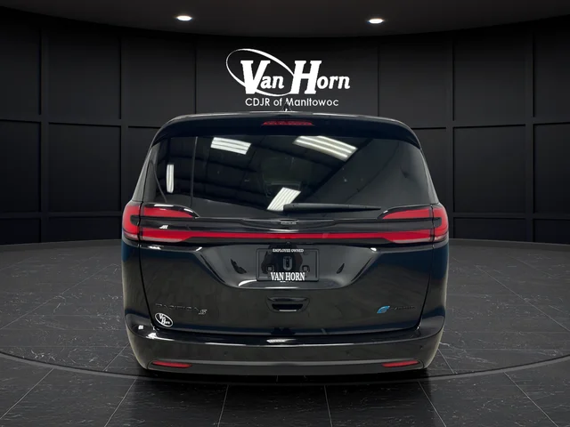 Used 2023 Brilliant Black Crystal Pearlcoat Chrysler Limited image 6
