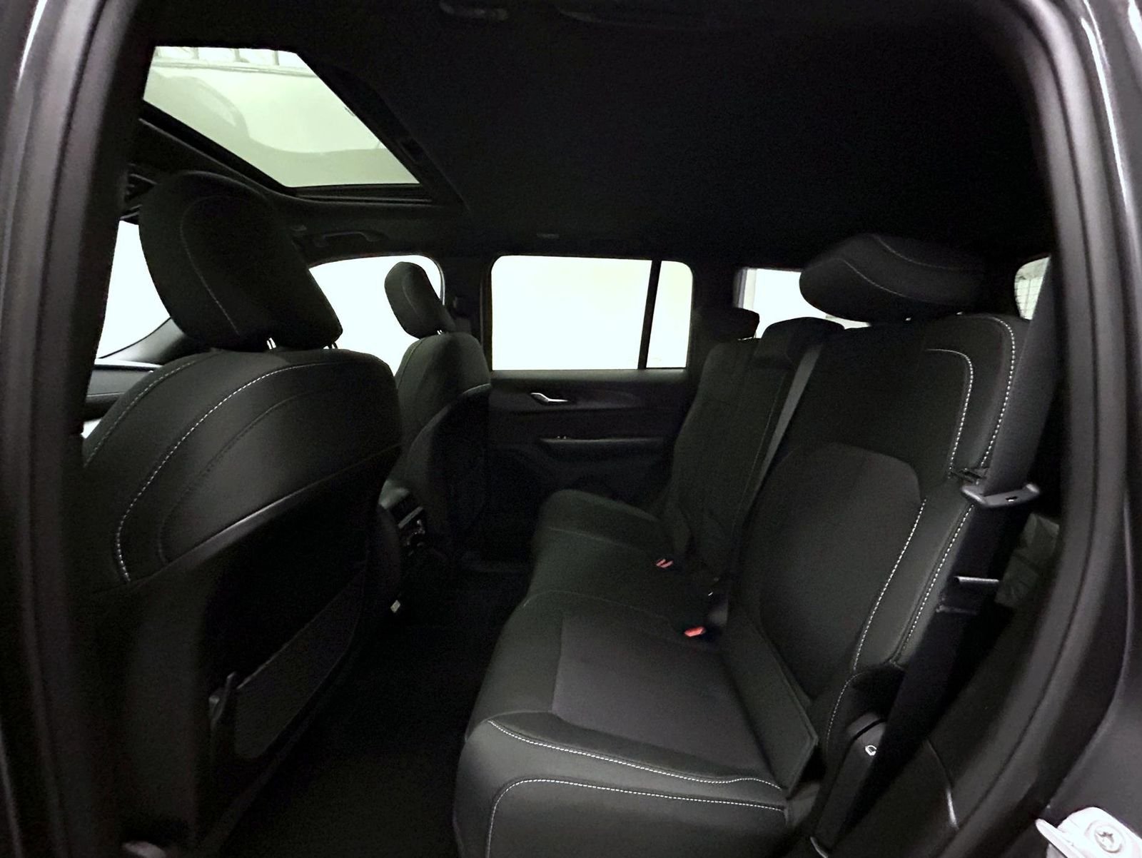 New 2026 Baltic Gray Metallic Clear-Coat Exterior Paint Jeep Laredo X image 19