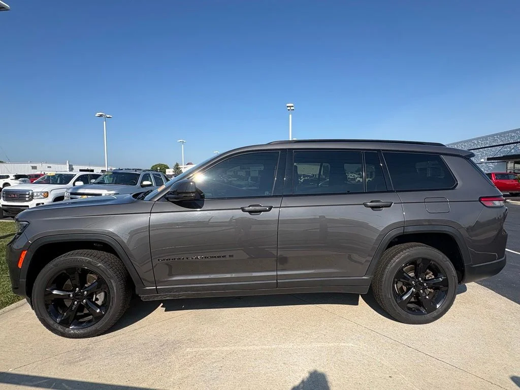 Used 2022 Baltic Gray Metallic Clearcoat Jeep Altitude image 4