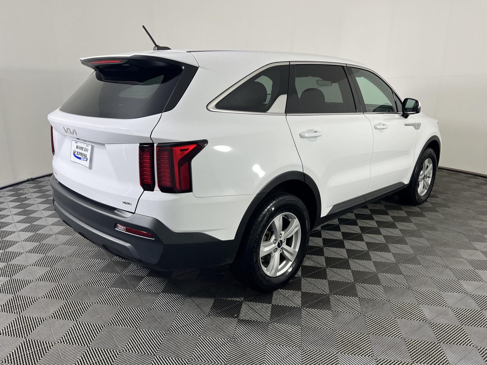Used 2023 Glacial White Pearl Kia LX image 25
