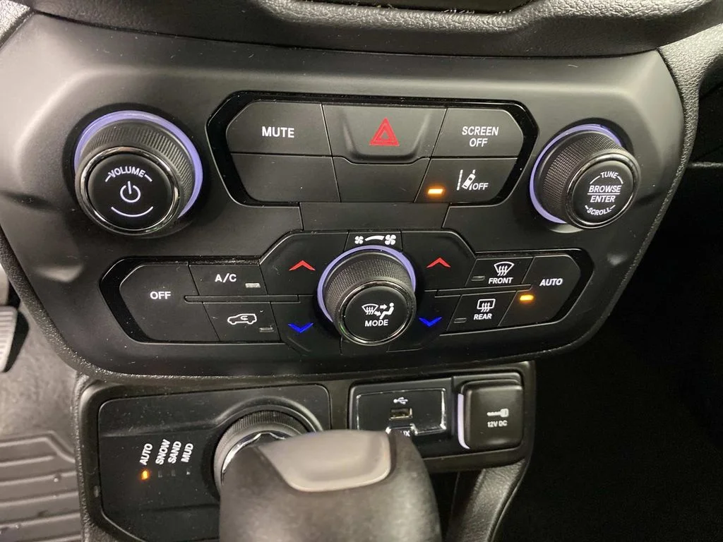 Used 2023 White Jeep Latitude image 21
