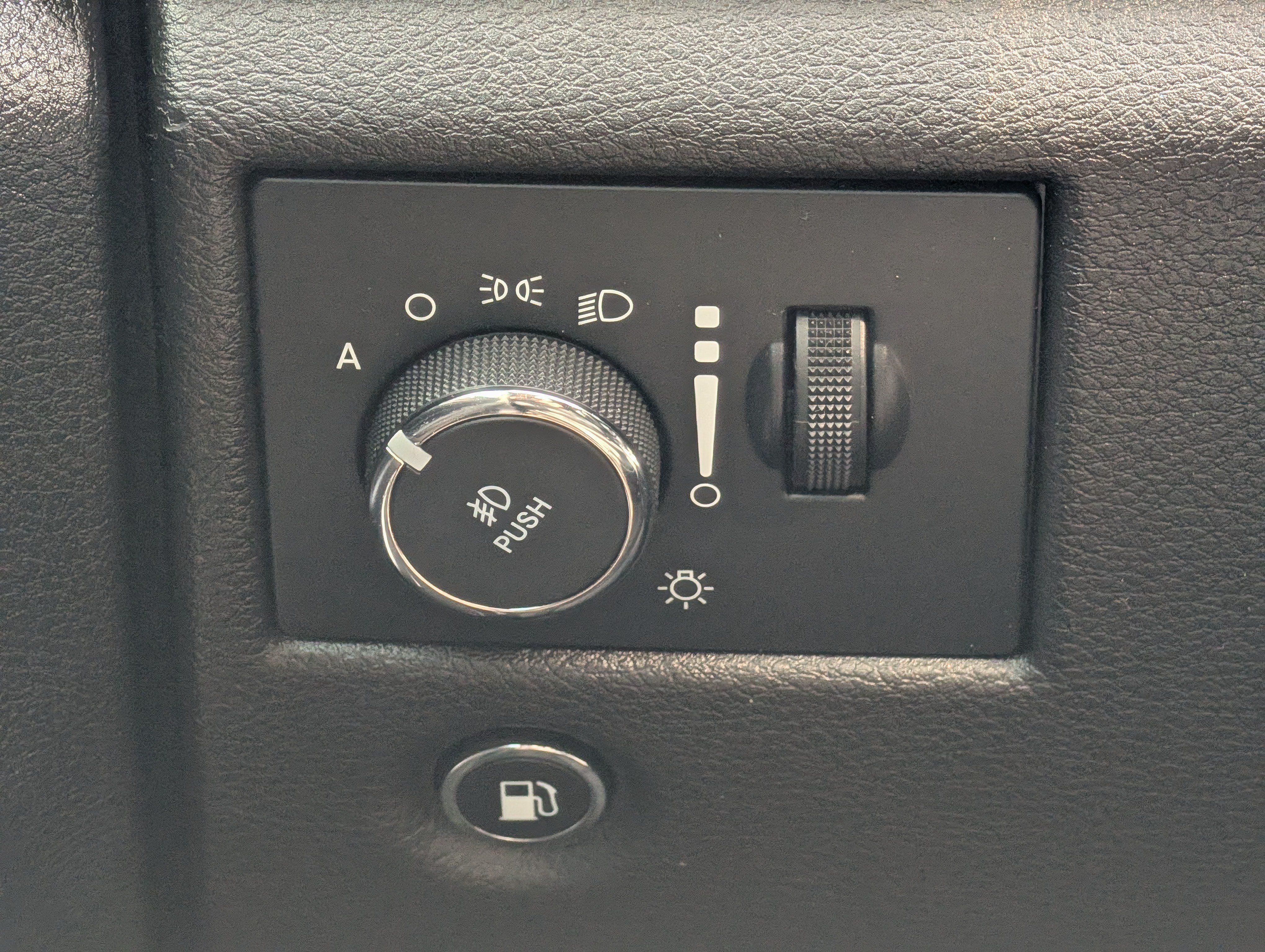 Used 2019 Diamond Black Crystal Pearlcoat Jeep Summit image 25
