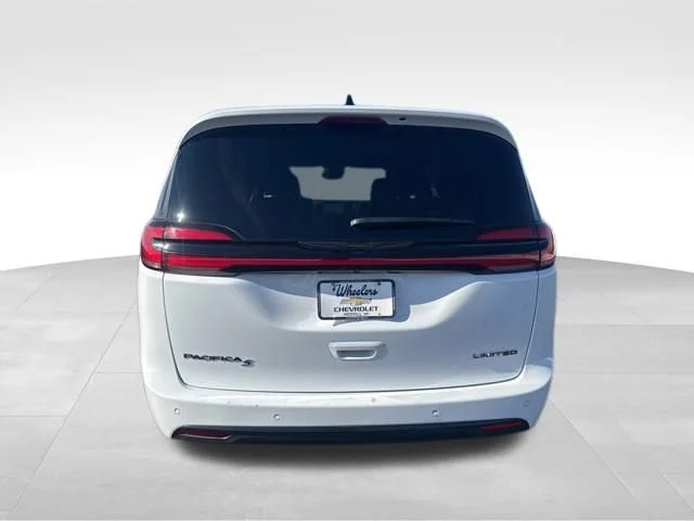 Used 2025 White Chrysler Limited image 4