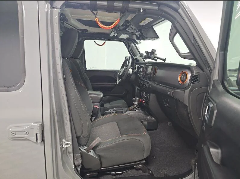 Used 2021 Sting-Gray Clearcoat Jeep Mojave image 17