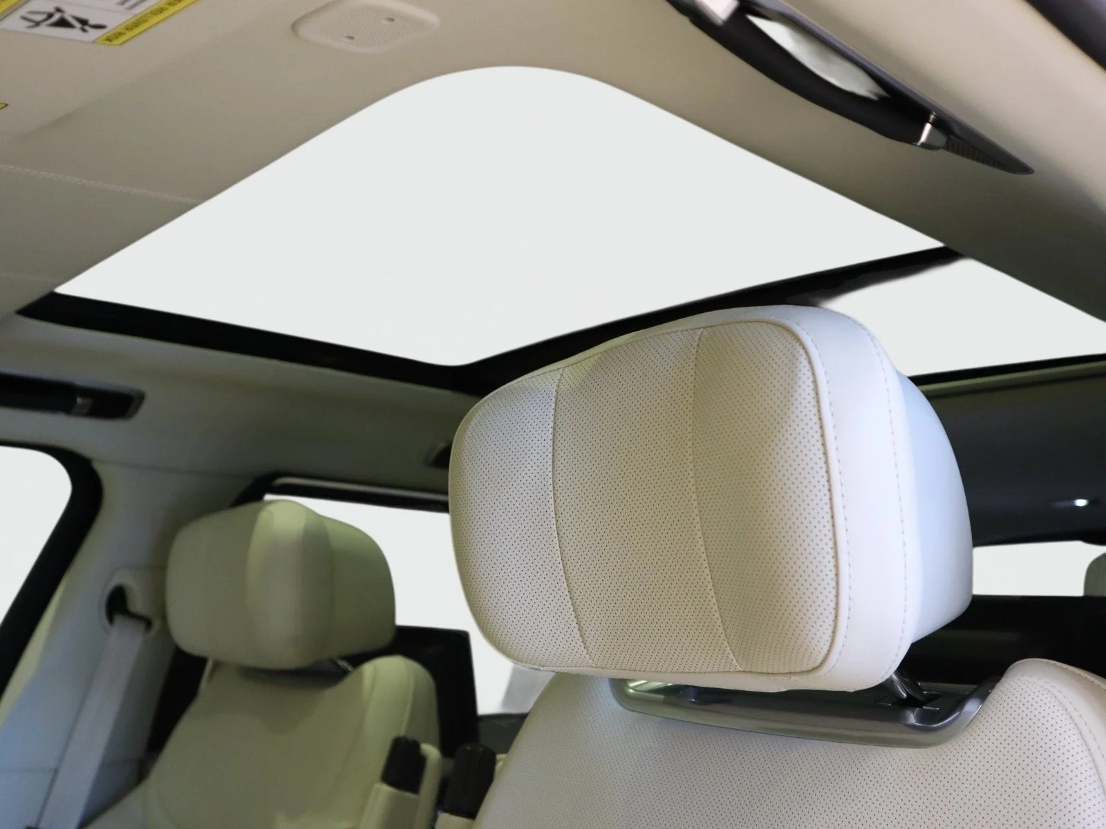 Used 2024 White Land Rover Autobiography image 23