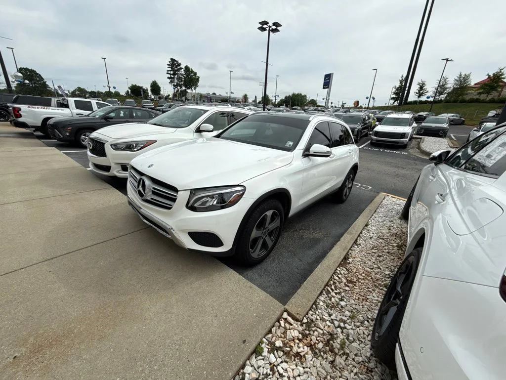 Used 2019  Mercedes-Benz GLC 300 image 1
