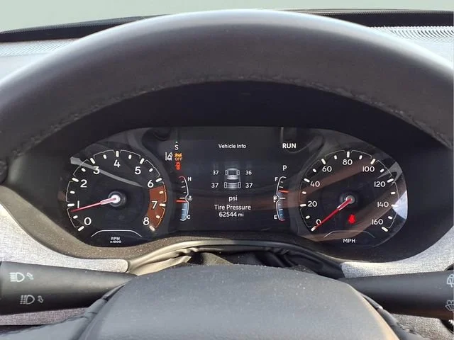 Used 2024  Jeep Latitude image 12