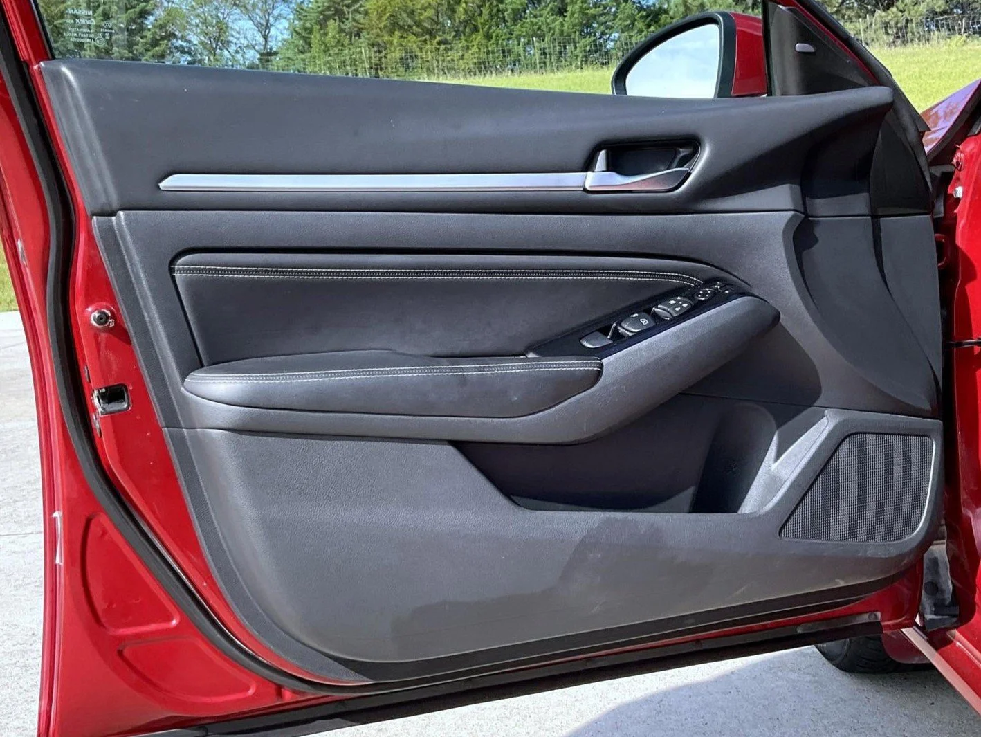Used 2022 Red Nissan 2.5 SL image 9