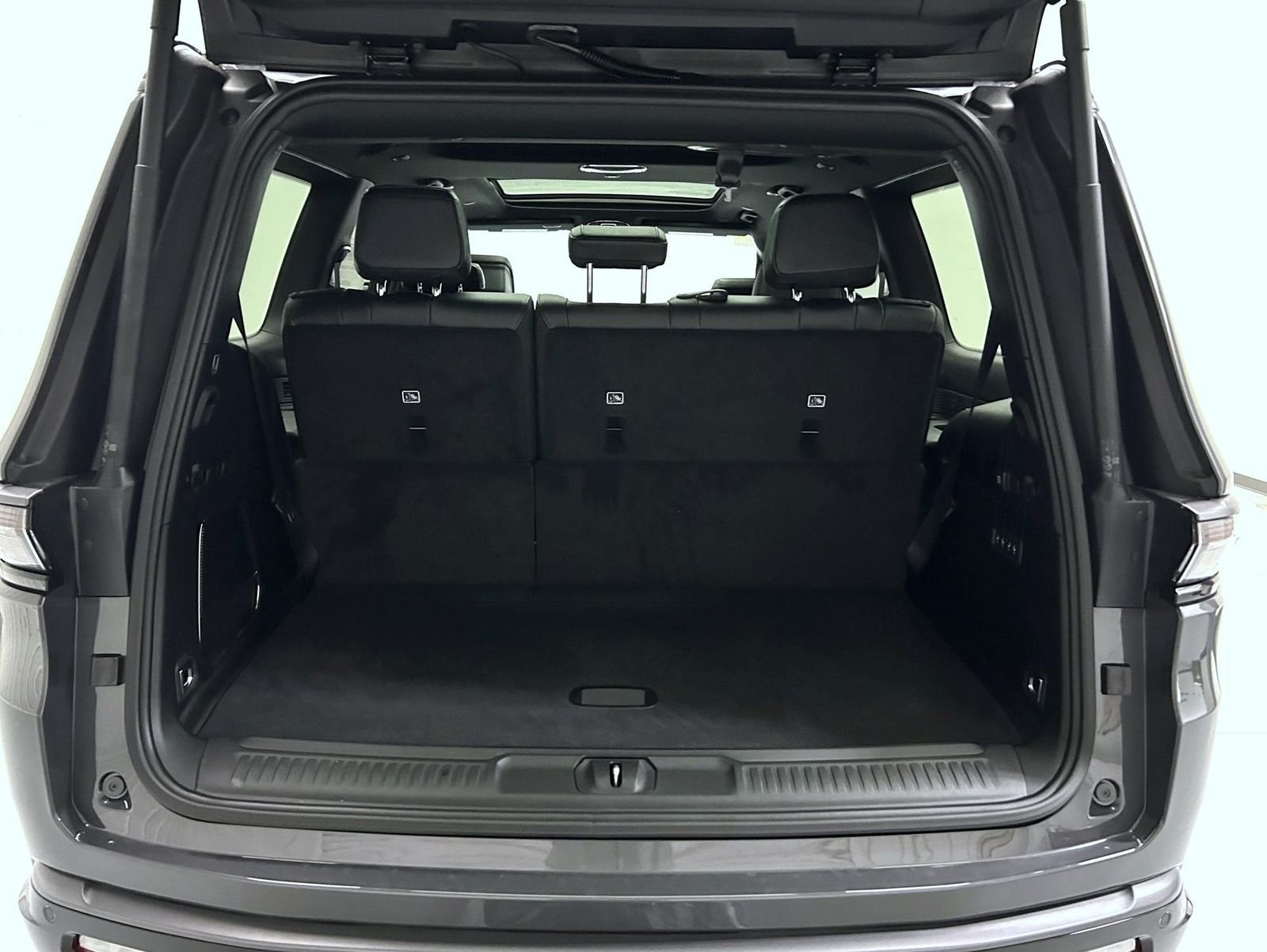 New 2026 Baltic-Gray Metallic Clear-Coat Exterior Paint Jeep Limited Reserve image 9