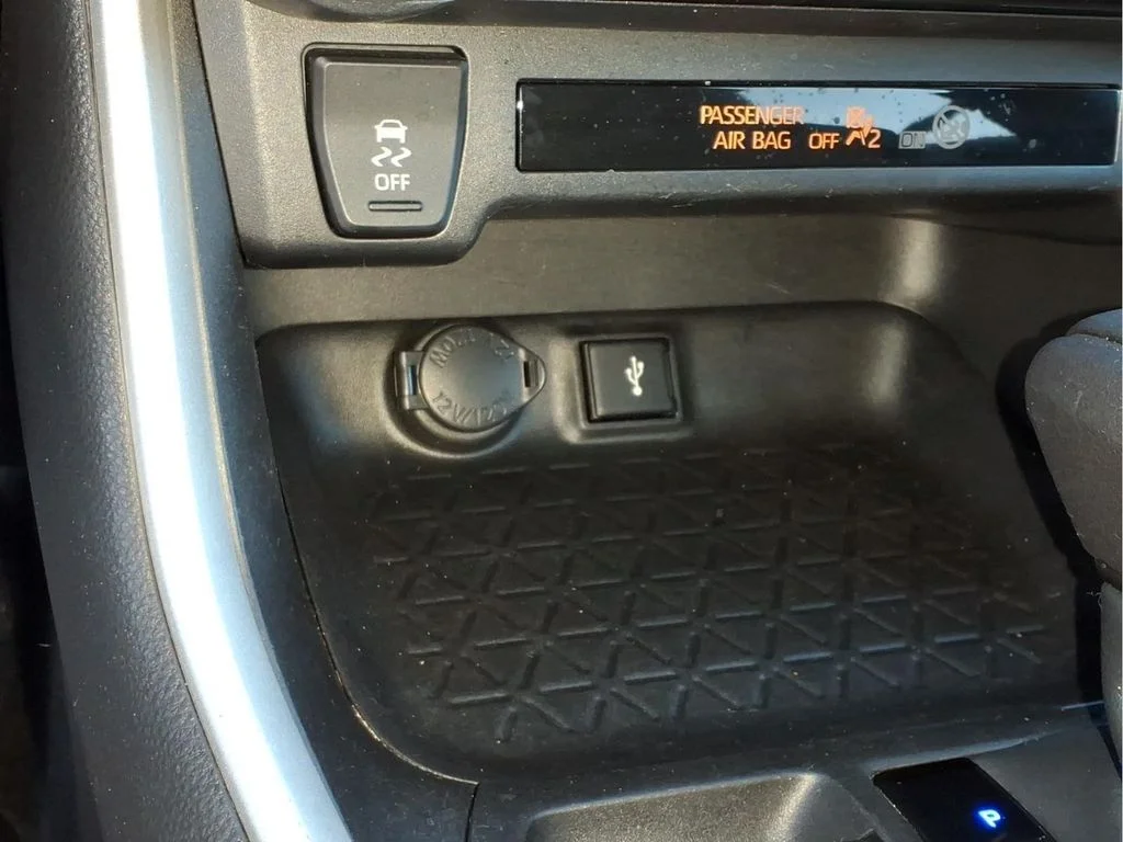 Used 2022 White Toyota LE image 7