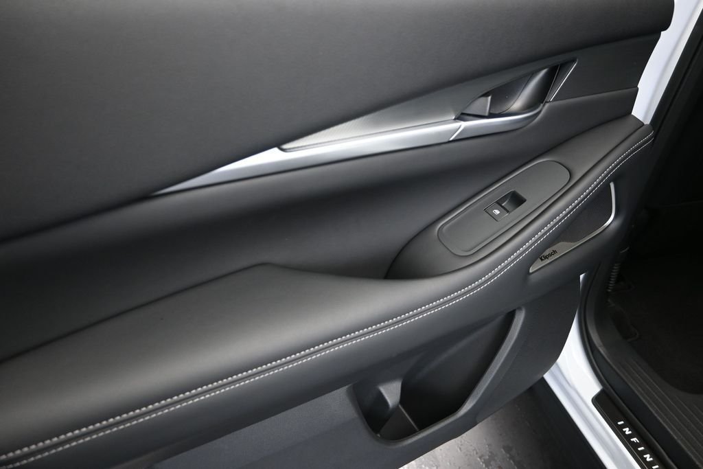 New 2027 2T RAD WHT INFINITI Sport AWD image 15