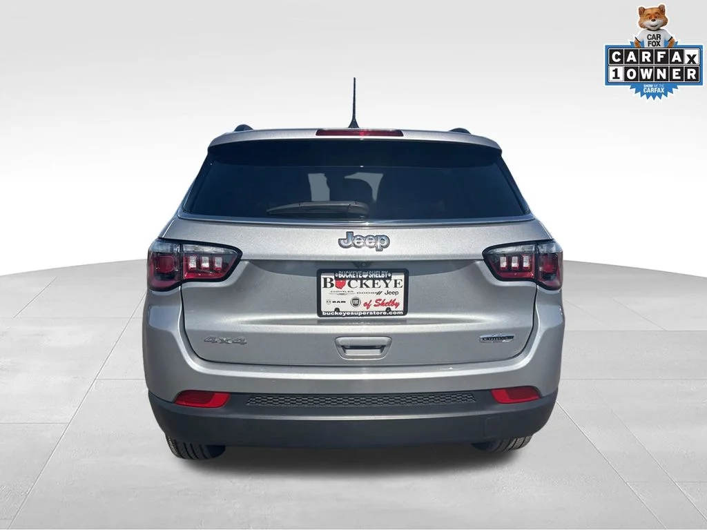 Used 2022 Silver Jeep Latitude Lux image 4