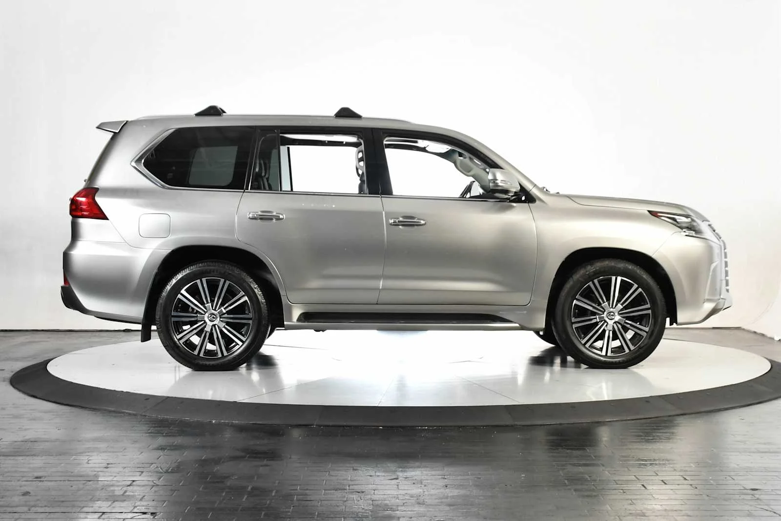 Used 2018 Atomic Silver Lexus  image 8