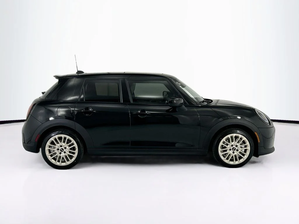 New 2026 Midnight Black II Metallic MINI Signature Plus image 4