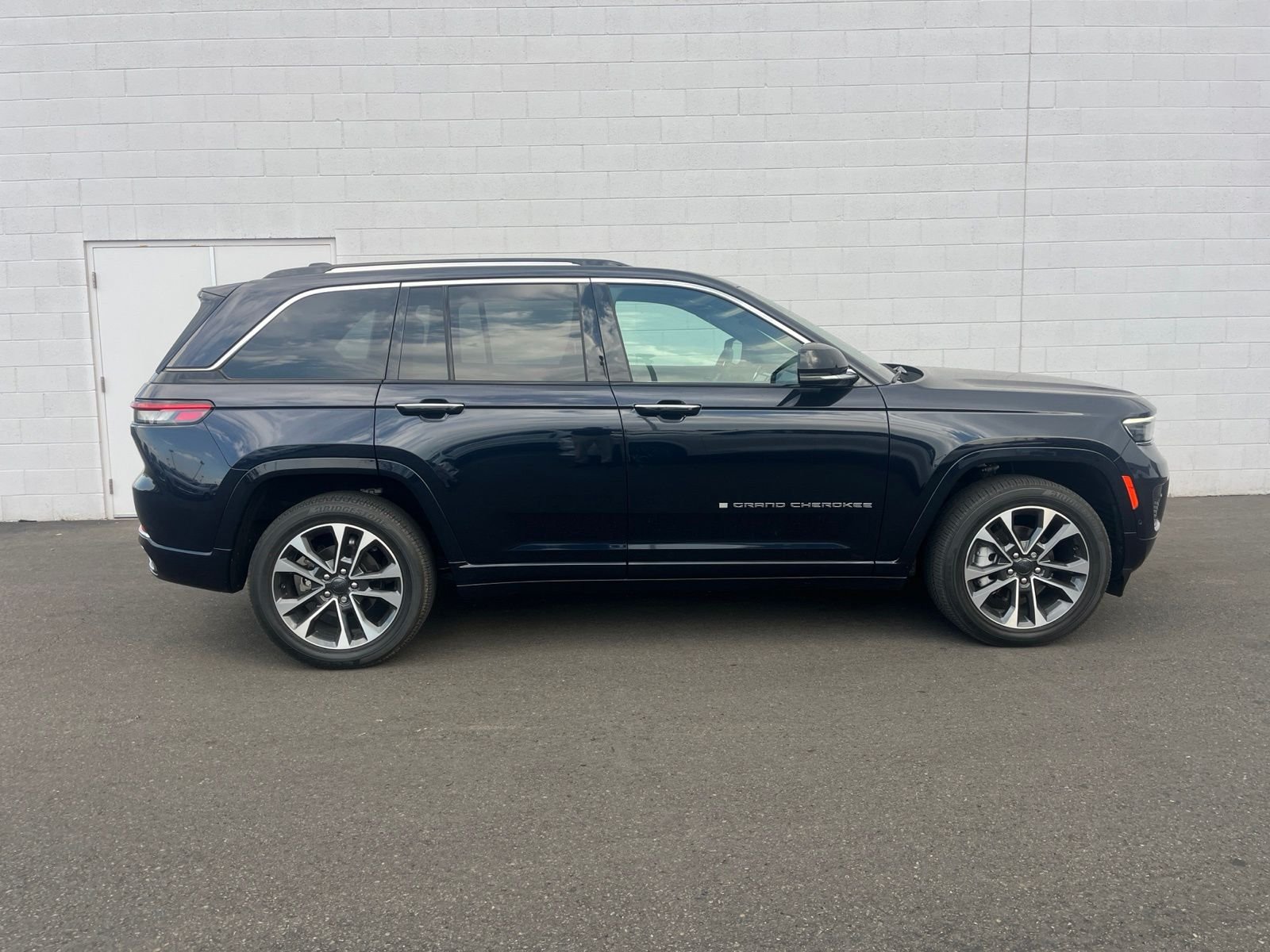 Used 2024 Black Jeep Overland image 1
