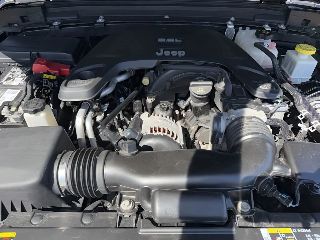 Used 2020  Jeep Sport image 28
