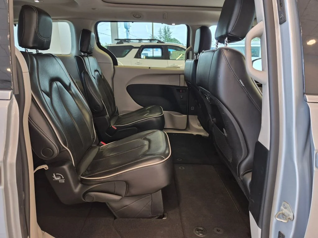 Used 2023 Silver Chrysler Limited image 27