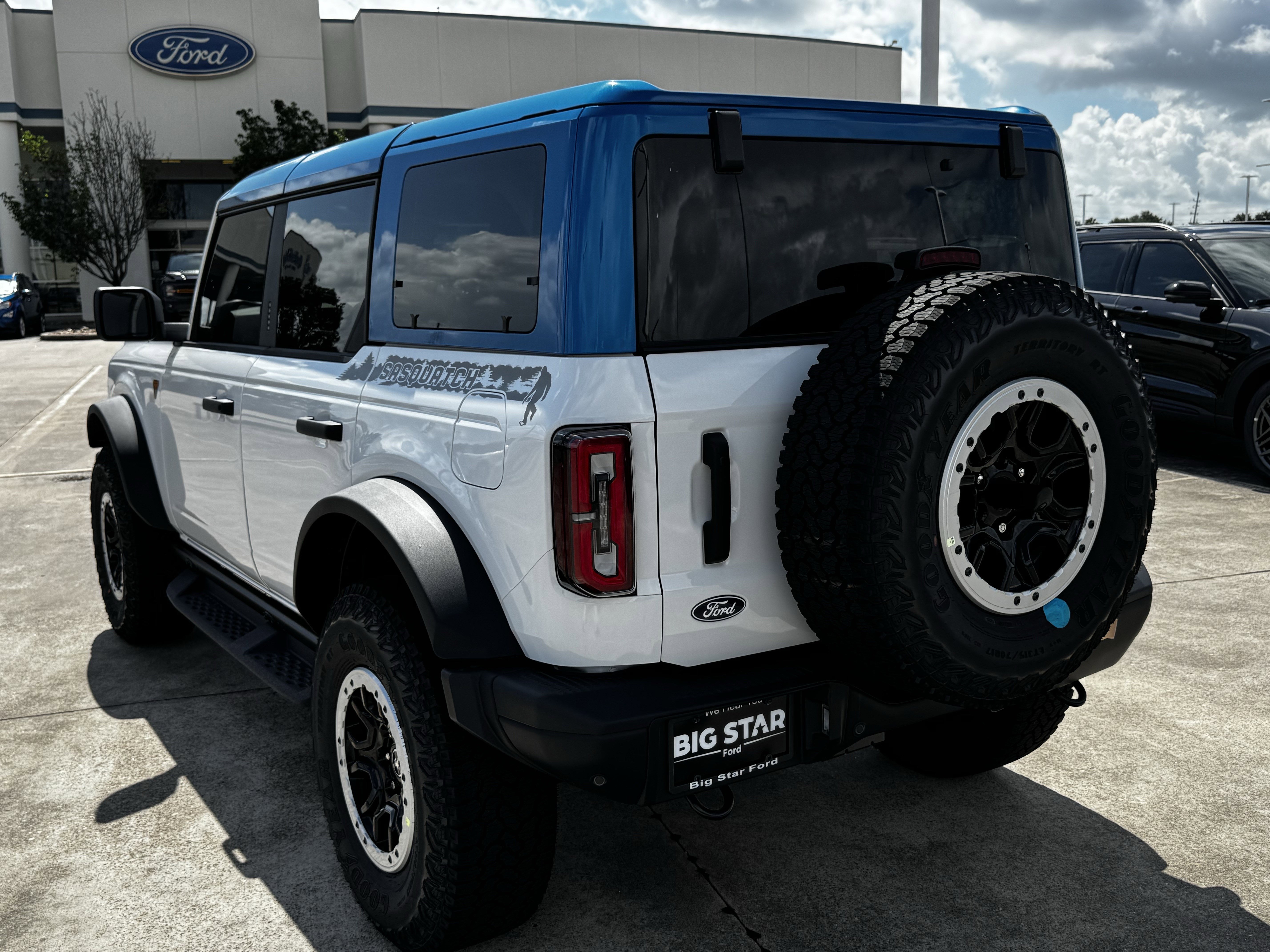 New 2026 Oxford White Ford Badlands image 7