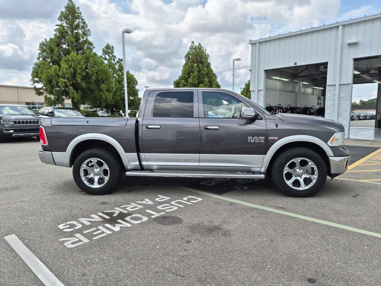 Used 2015  RAM TRUCK LARAM image 6