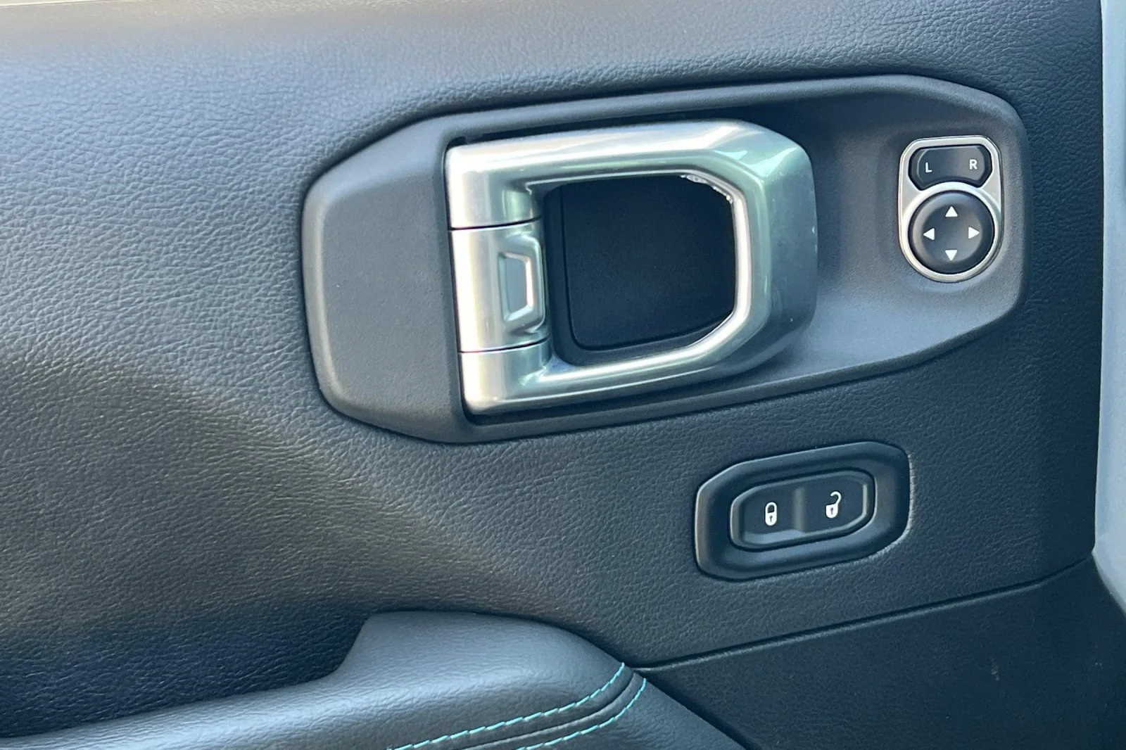 Used 2023 Silver Jeep Rubicon image 11