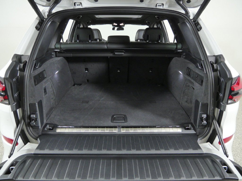 New 2026 Mineral White Metallic BMW xDrive50e image 28