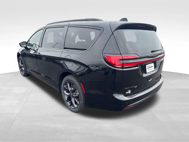 Used 2025 Black Chrysler Limited image 3