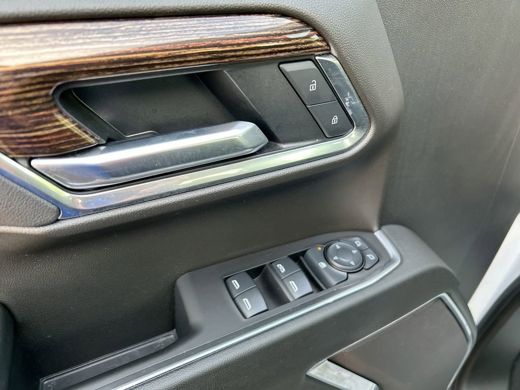Used 2025 Summit White GMC Elevation image 25