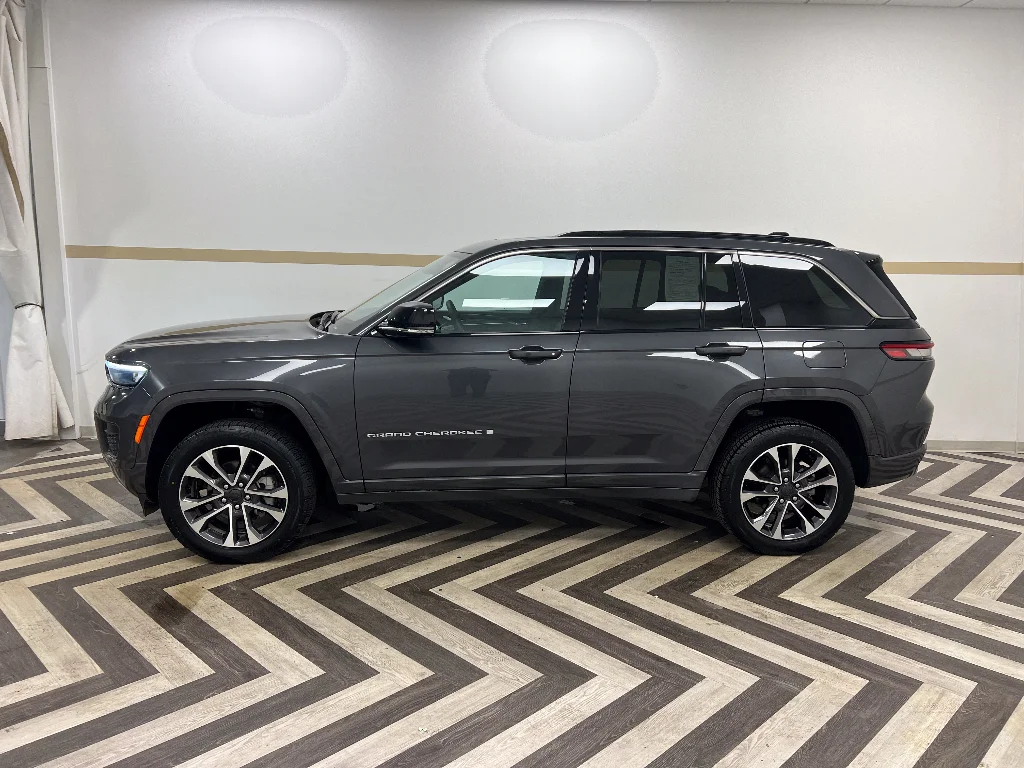 Used 2024 Baltic Gray Metallic Clearcoat Jeep Overland image 3