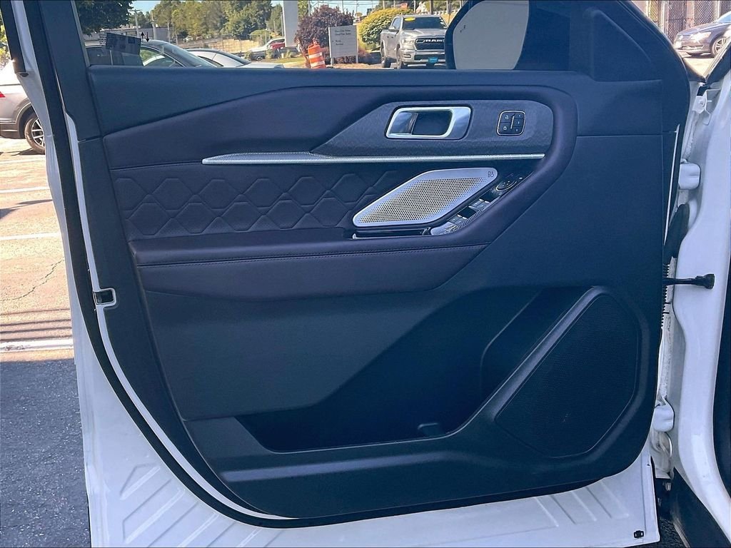 Used 2025 White Ford Platinum image 9