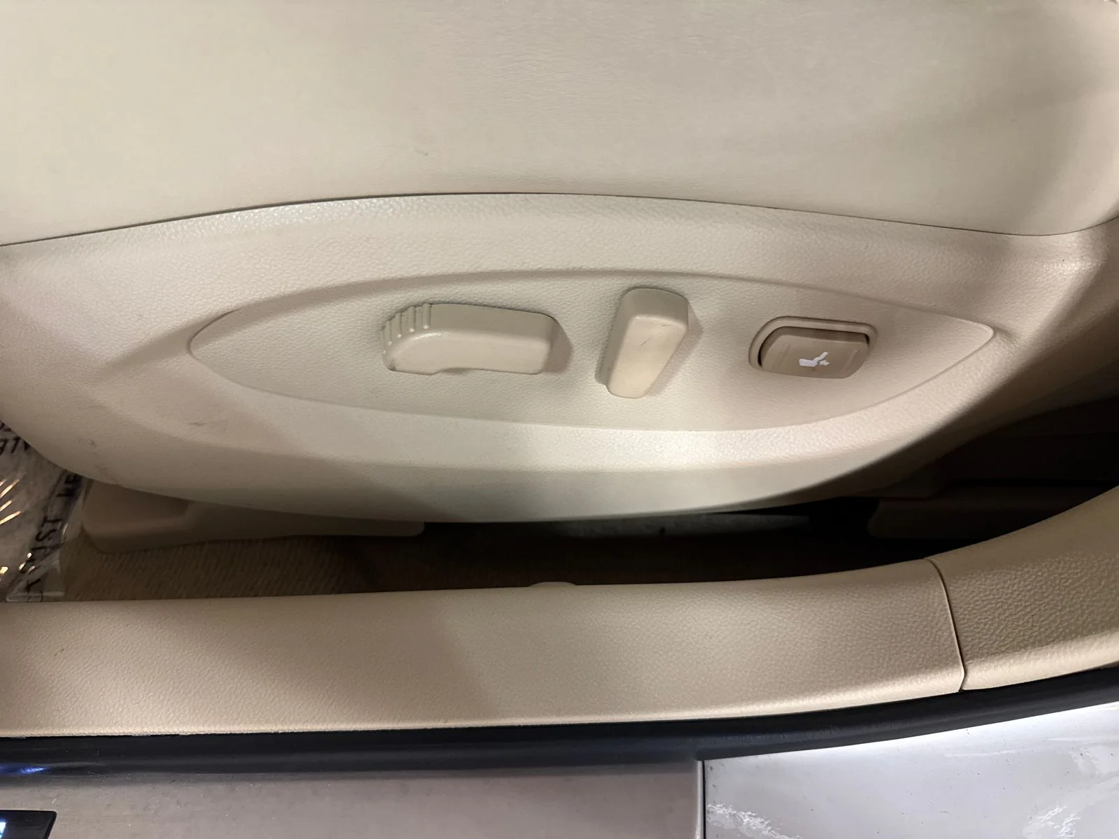 Used 2017 White INFINITI Base image 15