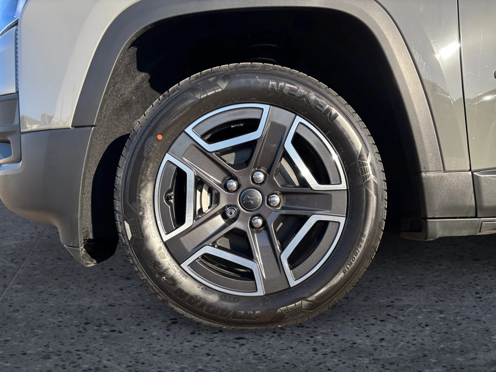 New 2026 STING GREY Jeep Laredo image 9