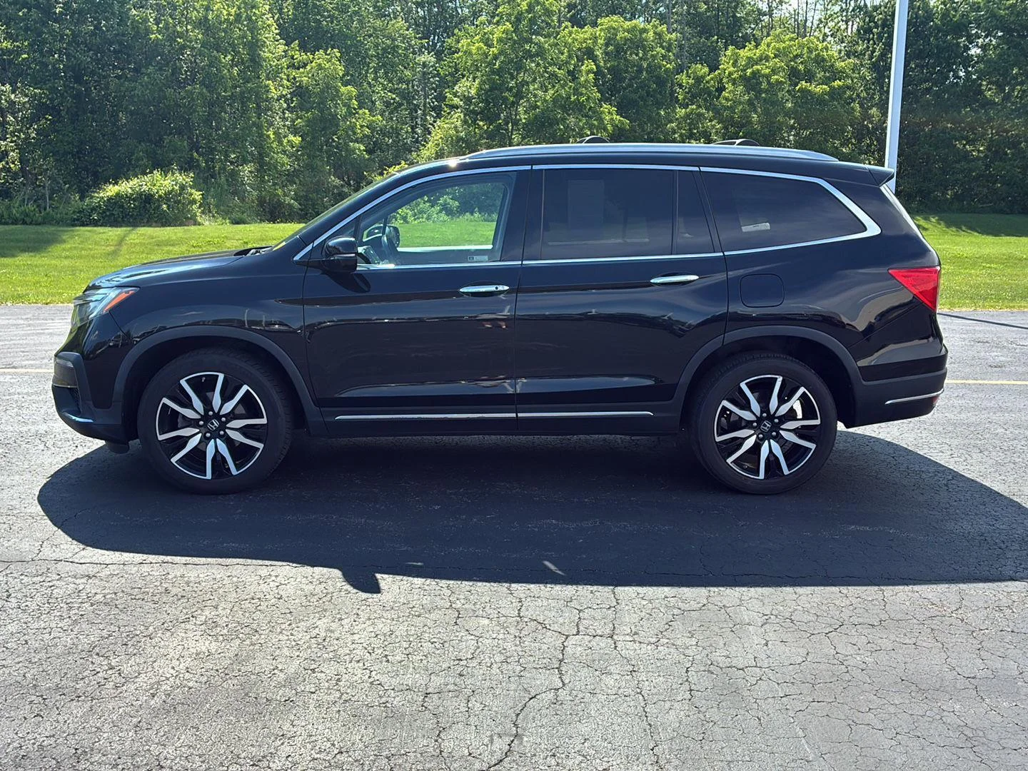 Used 2020 Crystal Black Pearl Honda Touring w/Rear Captain