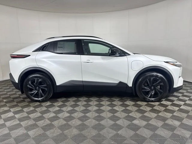 New 2026 Wind Chill Pearl <sup>1</sup> Toyota  SE image 2