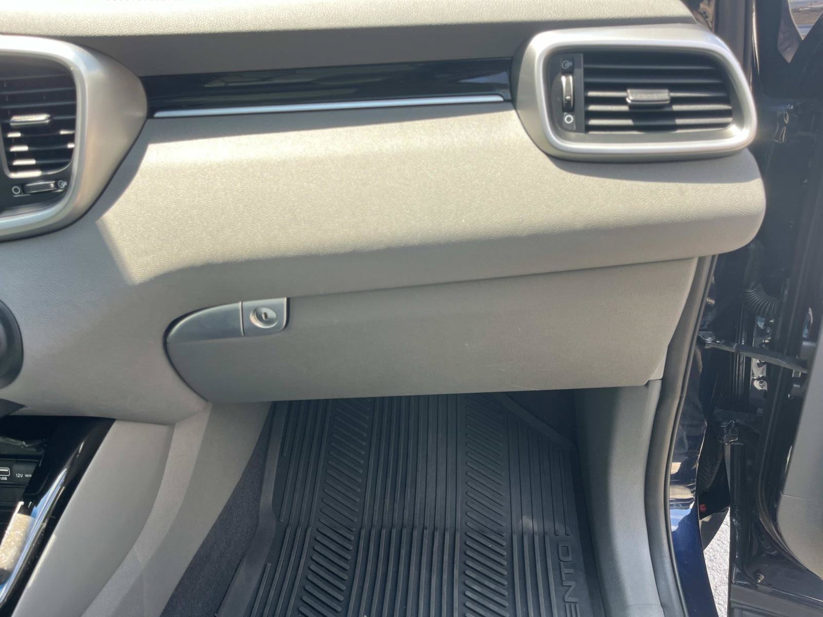 Used 2020 Imperial Blue Kia SX V6 image 27