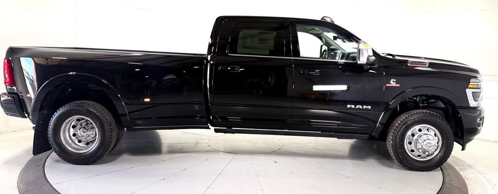 New 2026 Diamond Black Crystal Pearl-Coat Exterior Paint RAM Limited image 3