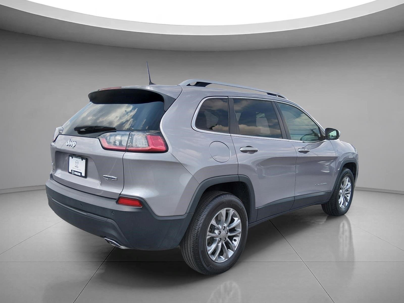 Used 2019 Granite Crystal Metallic Clearcoat Jeep Latitude Plus image 11