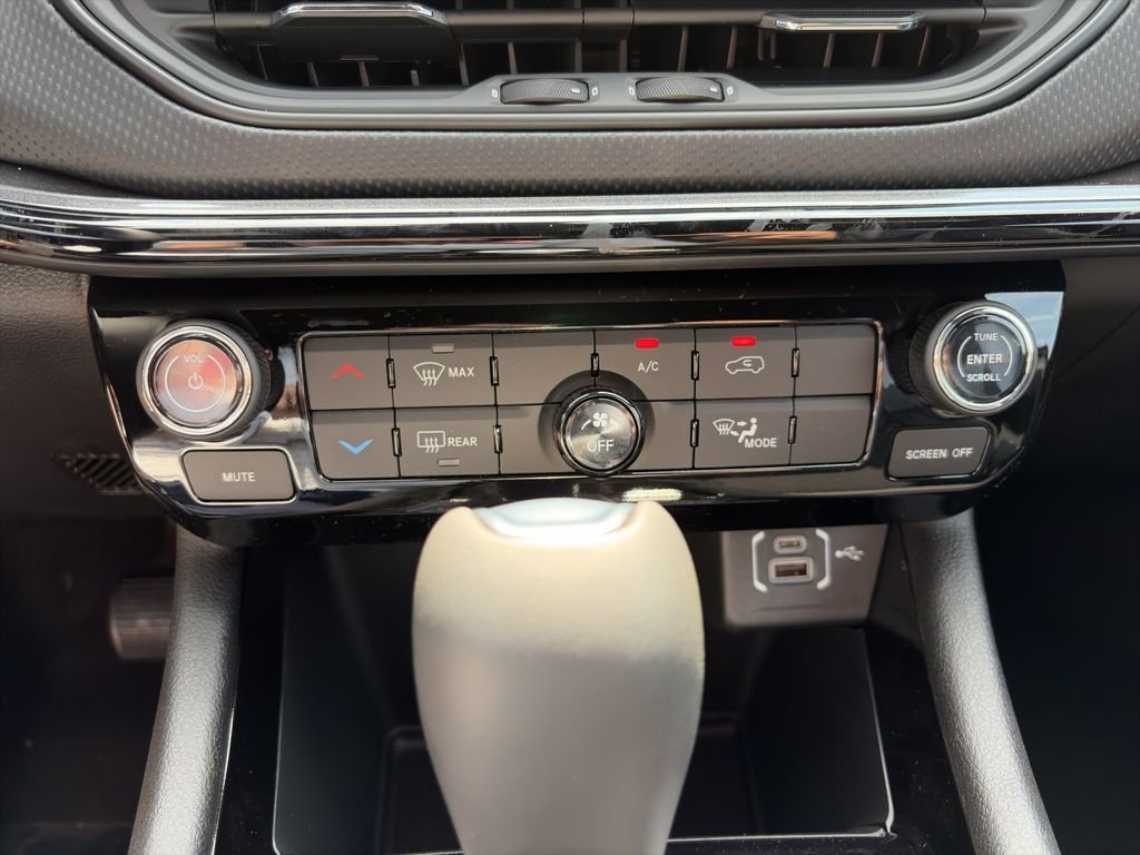 New 2026 Diamond Black Crystal Pearlcoat Jeep Latitude image 15