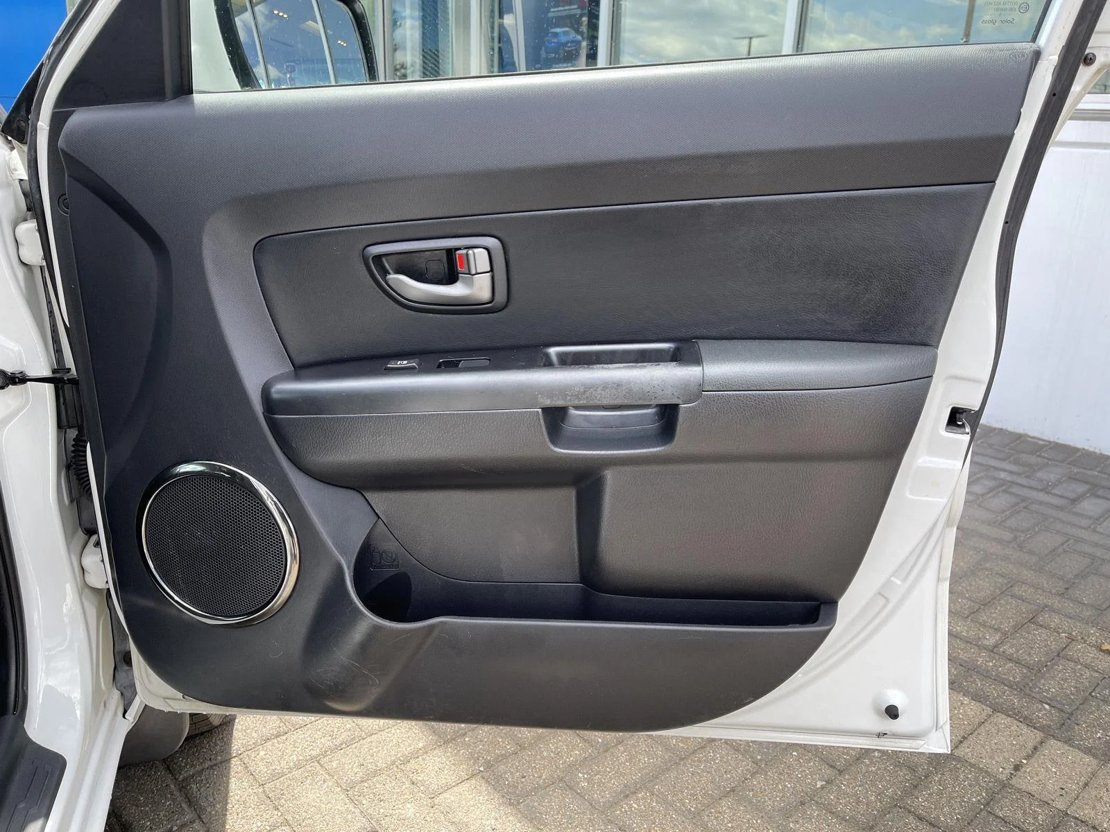Used 2010 Clear White Kia + image 25
