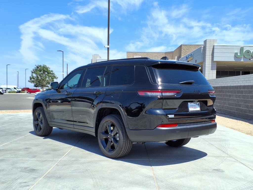 New 2025 Diamond Black Crystal Pearl-Coat Exterior Paint Jeep Limited image 4