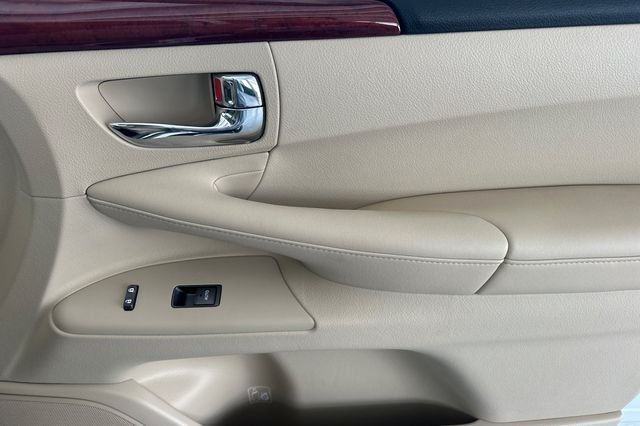 Used 2011 White Lexus 570 image 22