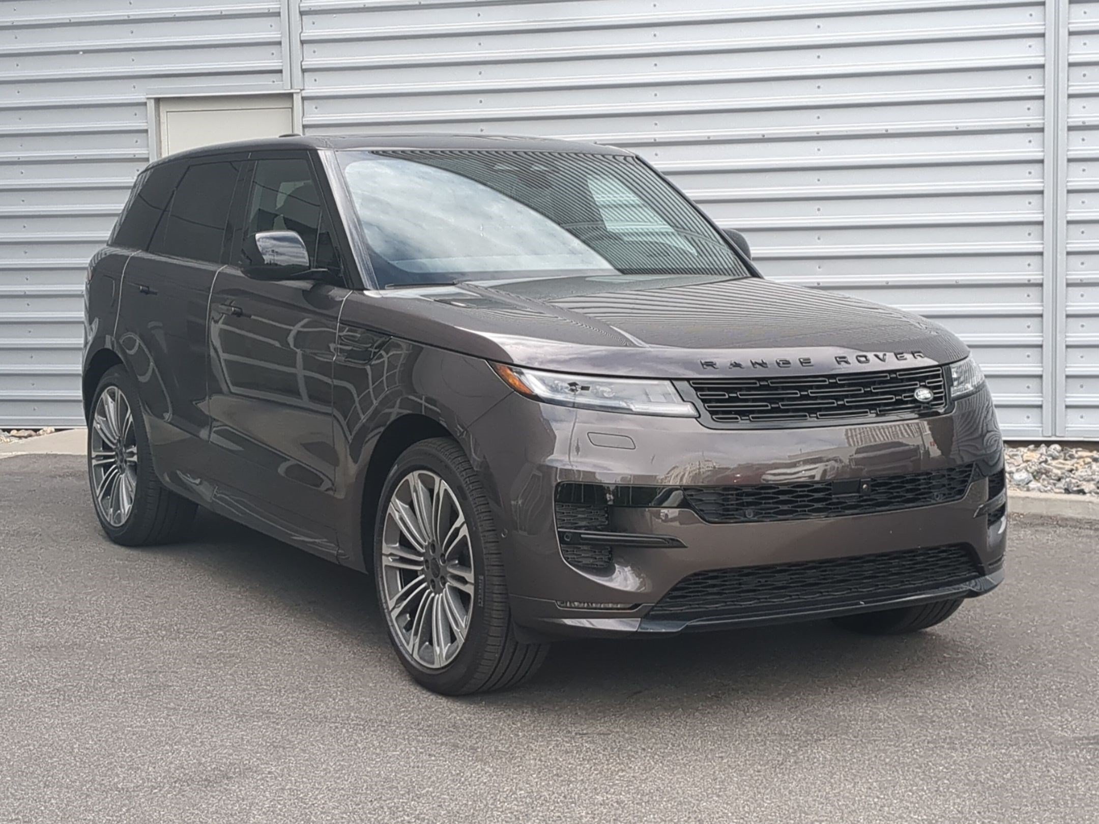 New 2026 Charente Grey Land Rover P460e Dynamic SE image 3
