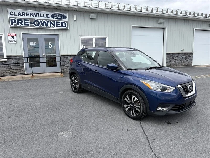 Used 2020 Blue Nissan SV image 2