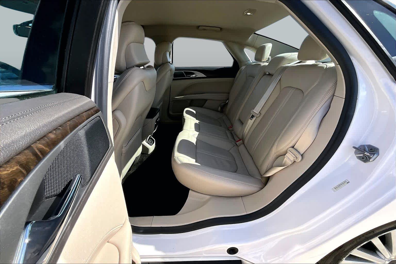Used 2017 White Platinum Metallic Tri-Coat Lincoln Reserve image 20