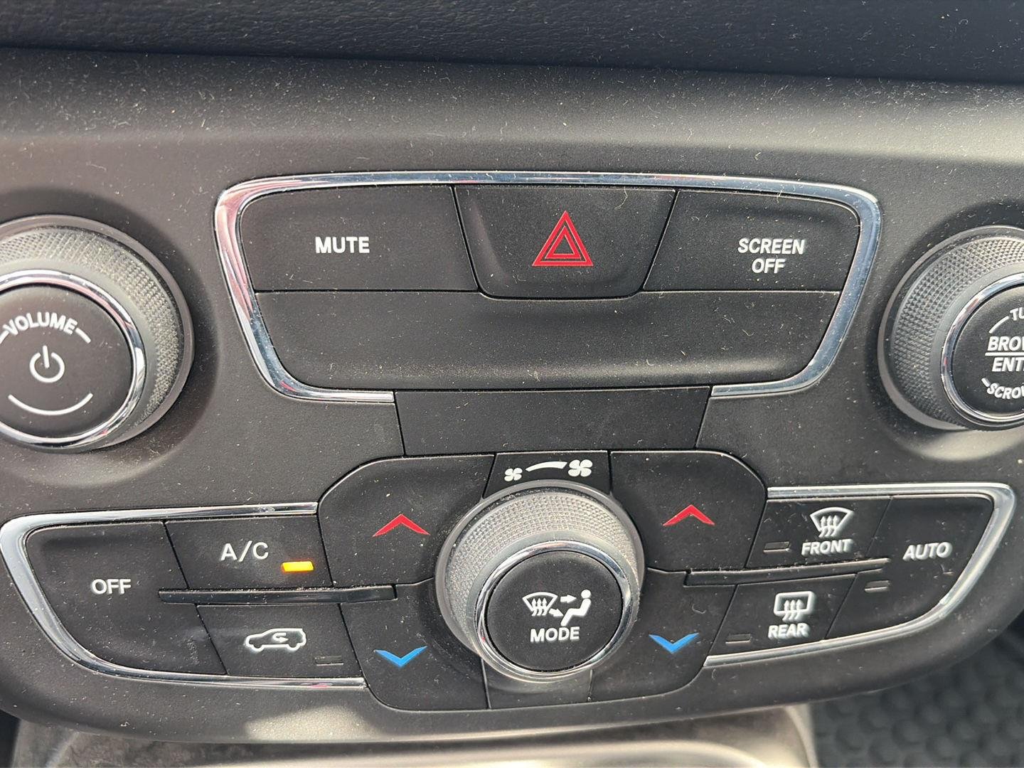 Used 2020 Laser Blue Pearlcoat Jeep Latitude image 12